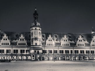 Altes Rathaus Leipzig im Winter als Schwarz-Weiß-Aufnahme